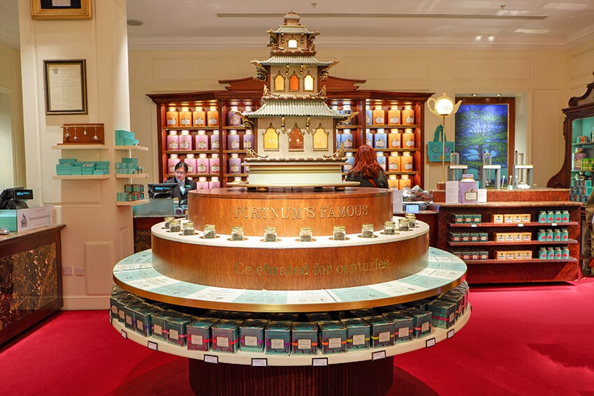 Souvenir da Londra: esposizione di tè da Fortnum & Mason