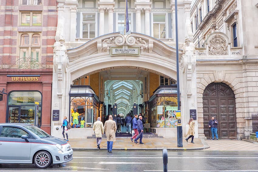 La meravigliosa facciata del Burlington Arcade, tra i negozi storici più famosi di Londra