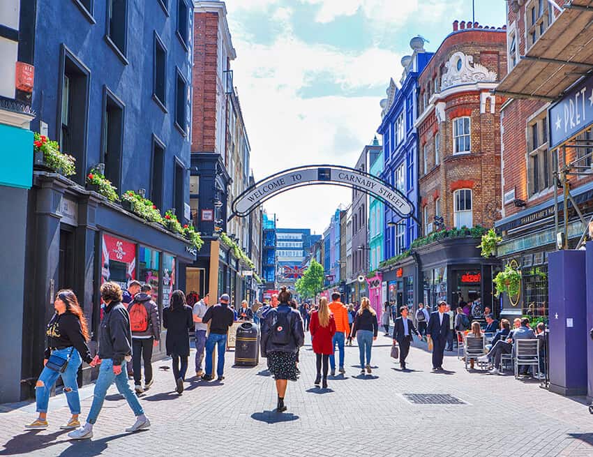 Persone che fanno shopping a Londra a Carnaby Street