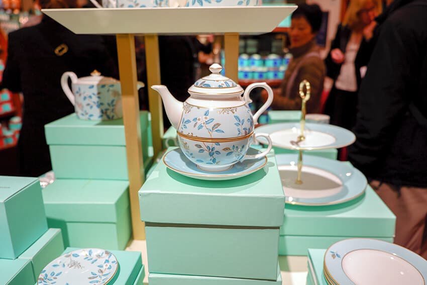 Un set da tè inglese finemente decorato in azzurro Tiffany