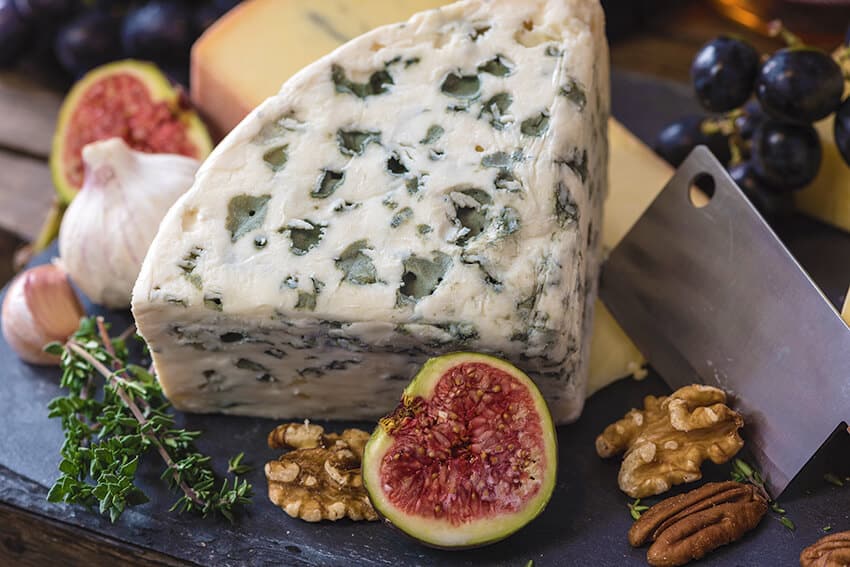 Una fetta di Blue Cheese Stilton con fichi e noci