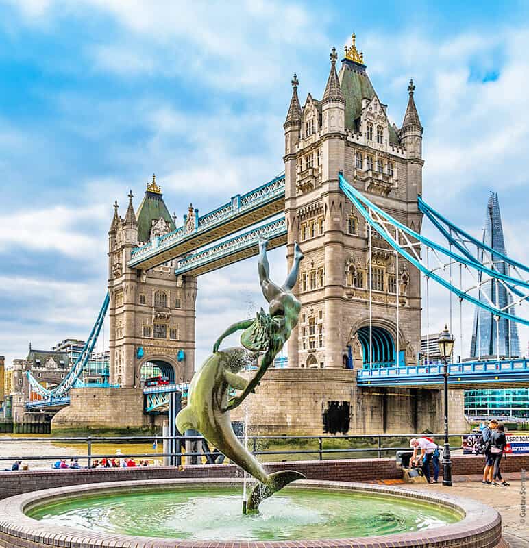 The Tower Bridge fountain in London
