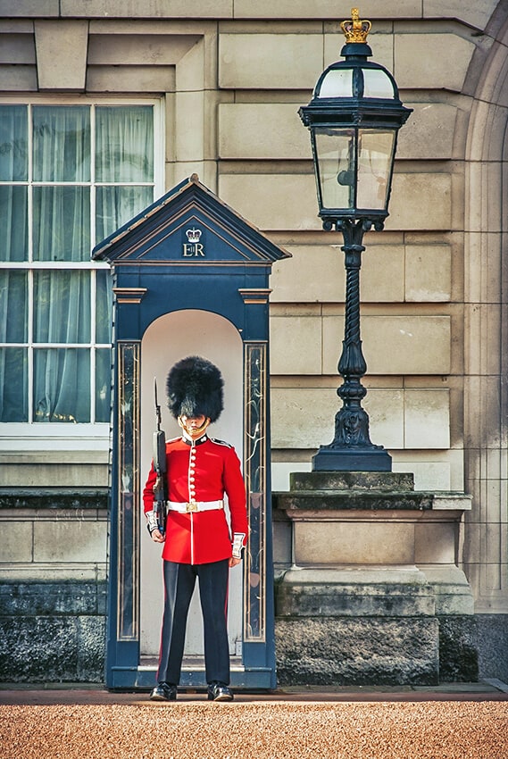 Una guardia della Regina in servizio a Buckingham Palace durante un viaggio a Londra