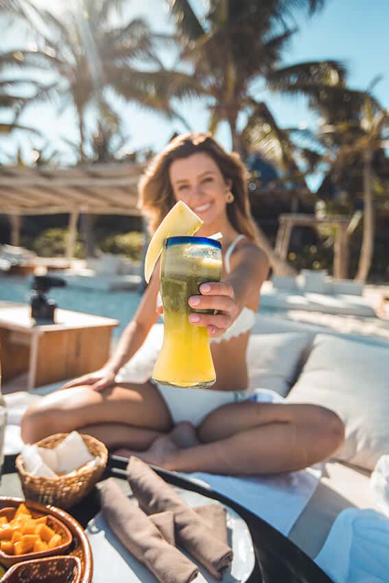 Ragazza beve un cocktail in spiaggia a Miami Beach