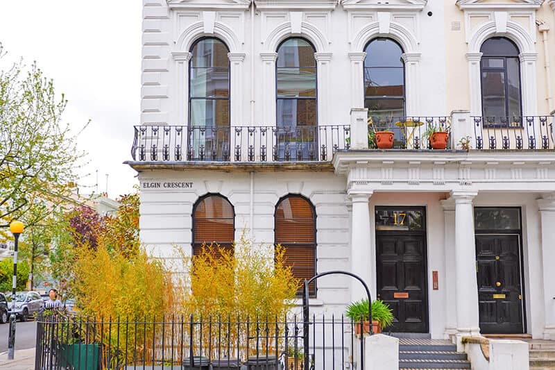 Visitare Londra in autunno: Cespugli ed edifici storici a Notting Hill