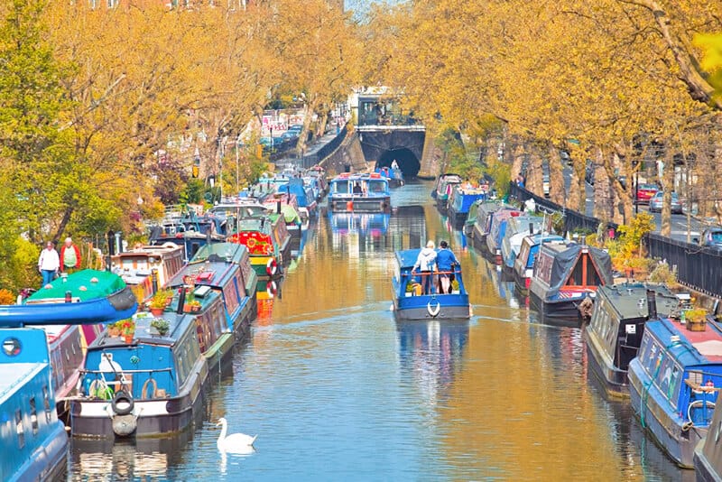Viaggio a Londra in Autunno: il canale di Maida vale con alberi autunnali
