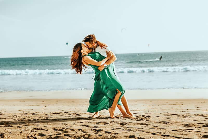 Coppia di innamorati balla sulla spiaggia di Miami