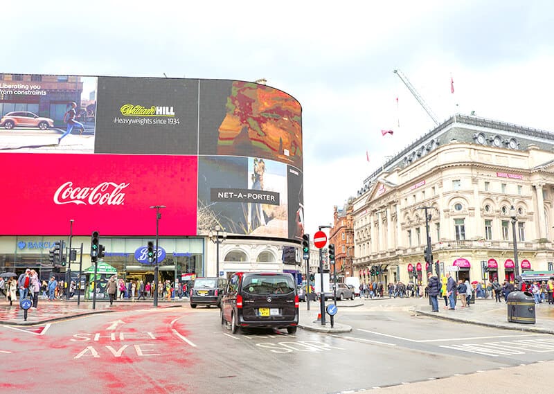 Gli schermi pubblicitari ricurvi a Piccadilly Circus a Londra