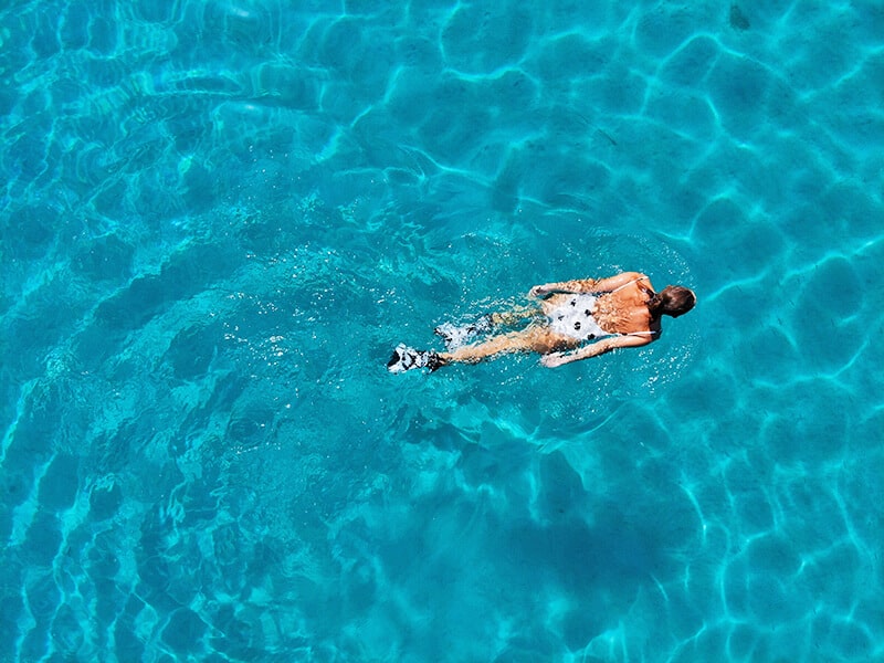 Donna nuota in una piscina a Miami