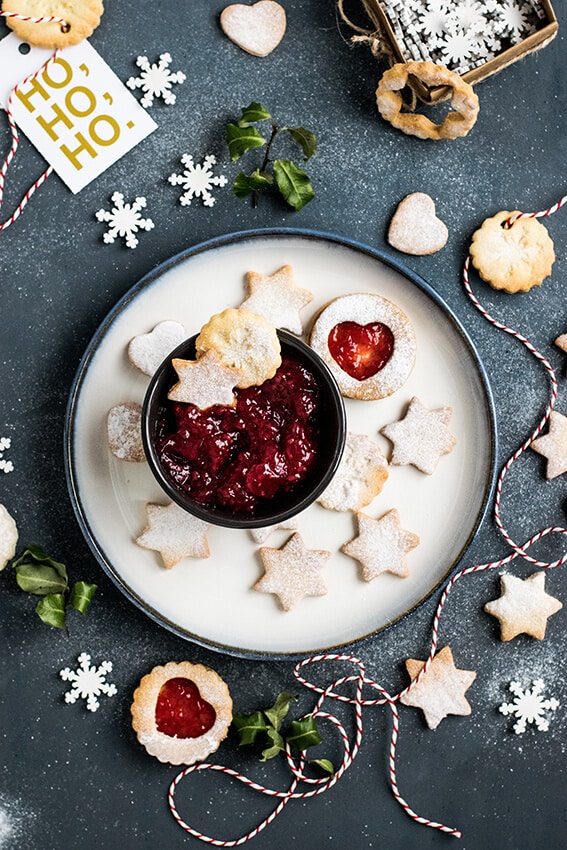 Tavola imbandita per il Natale con biscottini e marmellate