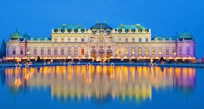 Il Castello del Belvedere a Vienna addobbato per le festività natalizie