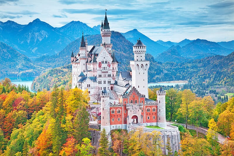 Il Castello di Neuschwanstein a in Germania in autunno