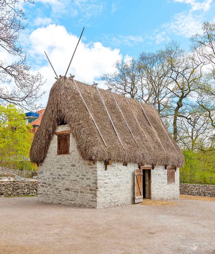 Cottage tradizionale irlandese in autunno