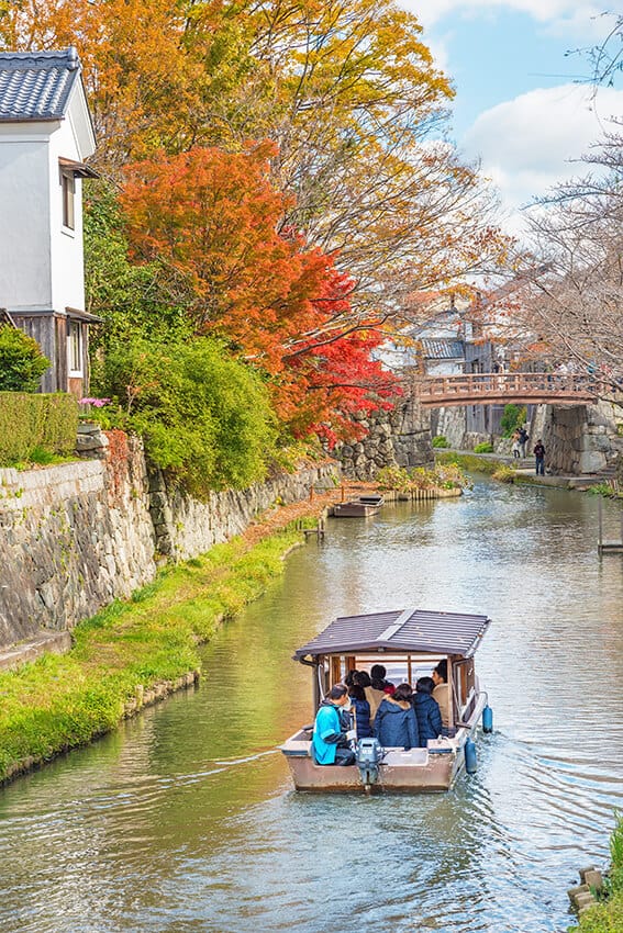 Crociera fluviale a Omihachiman in Giappone in autunno
