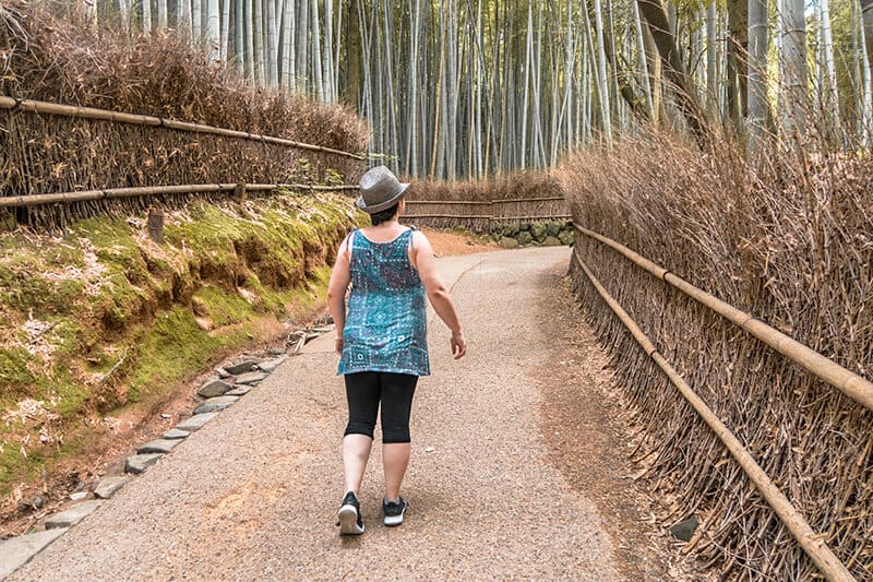 Dany a passeggio tra gli alti bambù della foresta di Arashiyama in Giappone