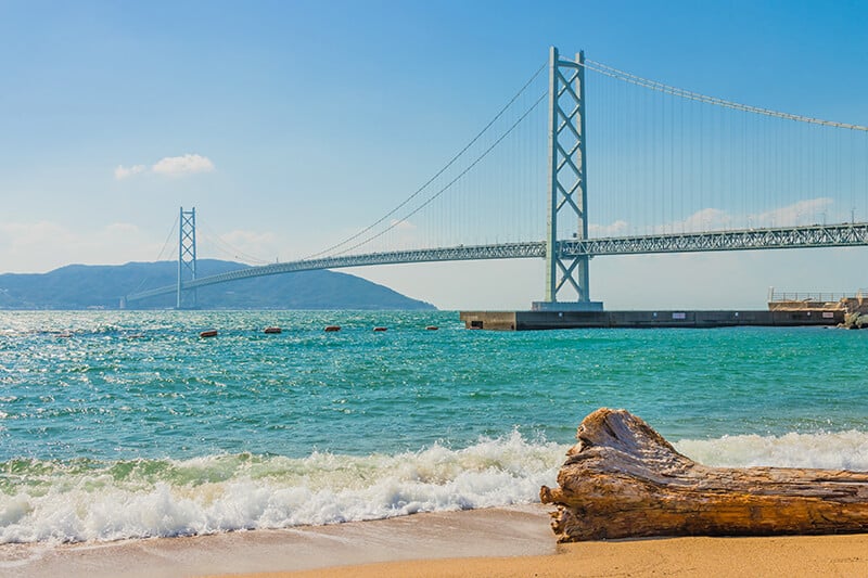 Il ponte Akashi Kaikyo a Kobe durante un'escursione da Kyoto