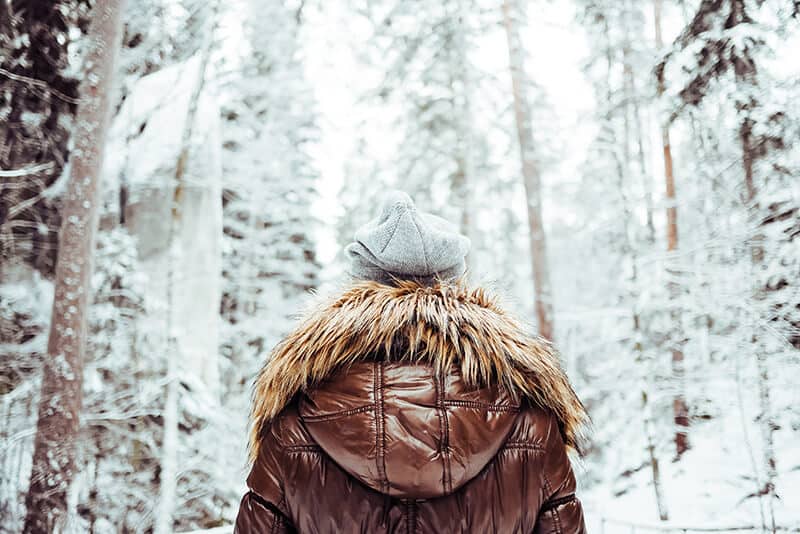 Ragazza in viaggio in Europa in inverno