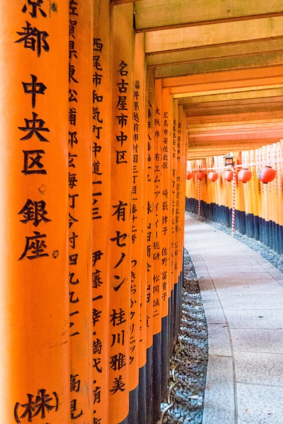 I famosi torii rossi di Fushimi Inari Taisha a Kyoto in Giappone