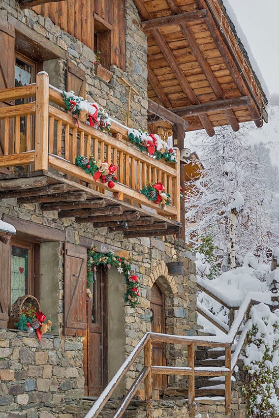 Decorazioni di Natale su una baita in montagna in Italia