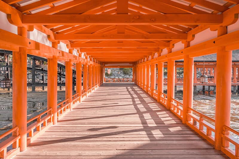 Tunnel rosso all'isola di Miyajima in Giappone