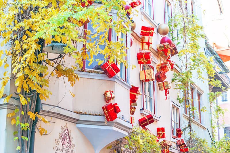 Decorazioni su un palazzo in occasione dei mercatini di Natale a Bolzano