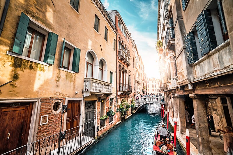 Gondola su un canale a Venezia a dicembre