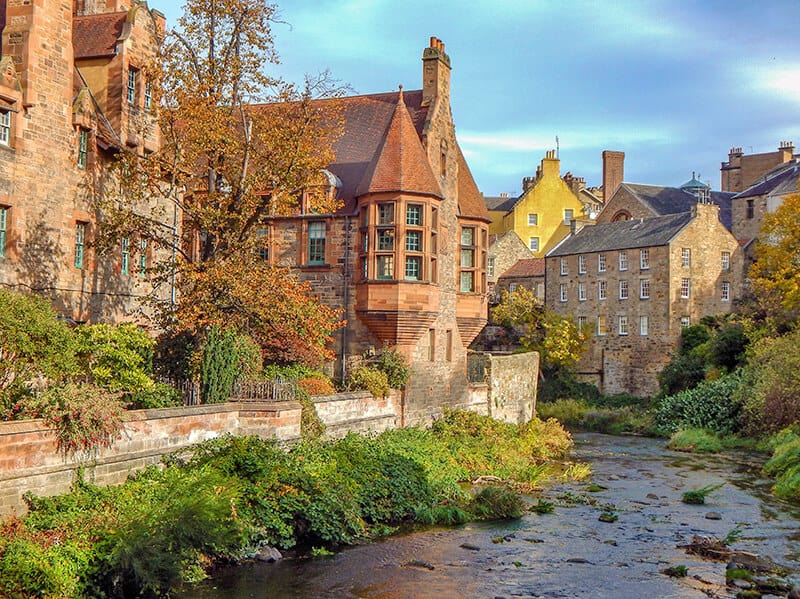 Edifici colorati a Dean Village durante un viaggio in Scozia