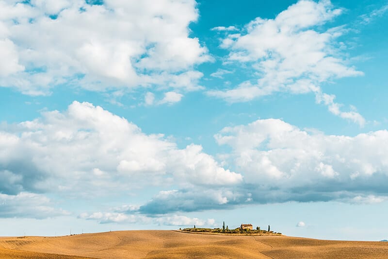 Le campagne toscane con un paesino in lontananza