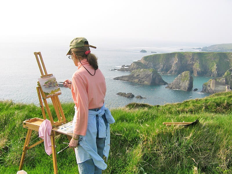 Artista irlandese dipinge non lontano dalle Cliffs of Moher in Irlanda