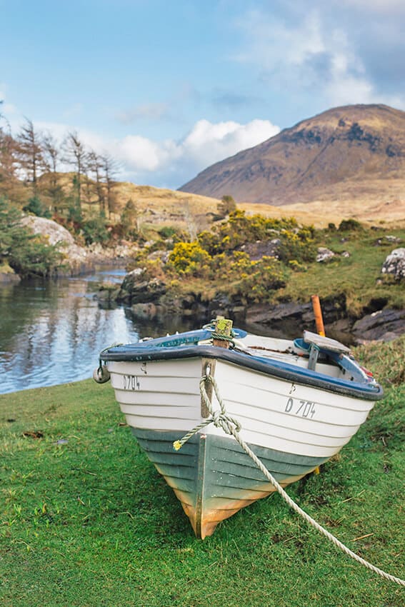 Panorama con barca da pesca e un fiume nelle campagne irlandesi