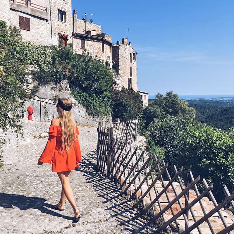 Ragazza passeggia lungo le stradine panoramiche di Pitigliano