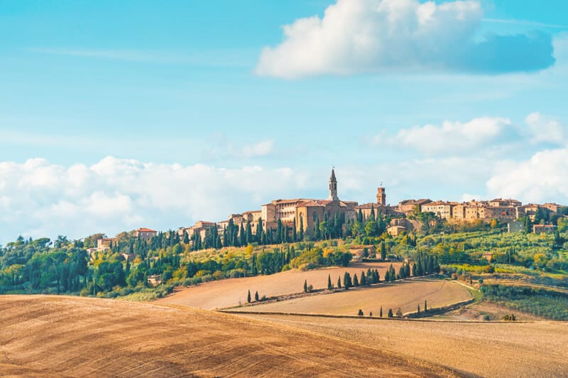 Panoramica delle campagne toscane con Pienza in lontananza