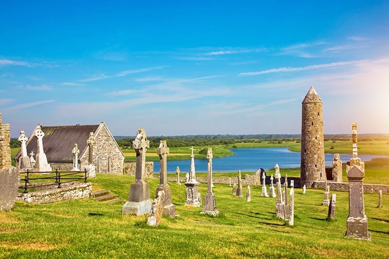 Panorama delle croci celtiche e di una delle torri a Clonmacoise in Irlanda