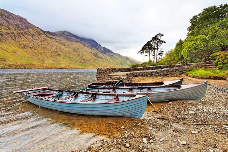 Barche in legno su un lago in Irlanda in inverno