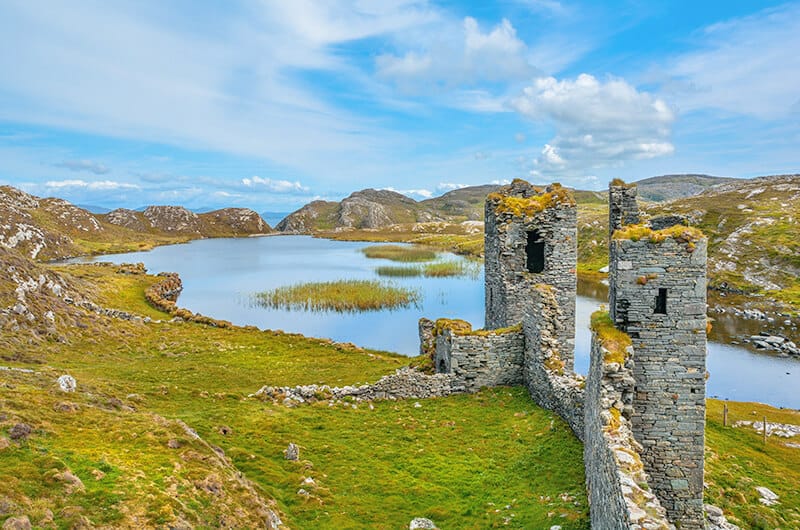 Le torri del castello di Dunlough in Irlanda