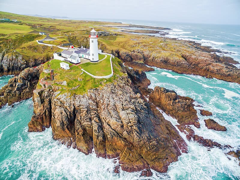 Il faro di Fanad Head in Irlanda visto dall'alto