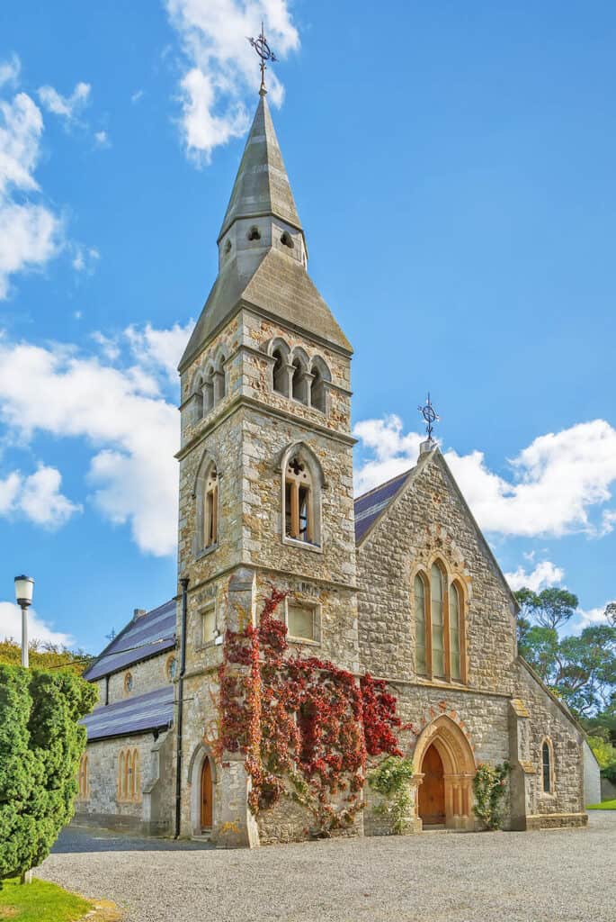 Chiesa nelle campagne irlandesi in autunno