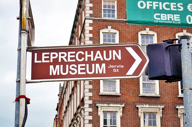 Indicazione stradale per il Leprechaun Museum a Dublino