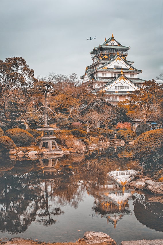 Il Castello di Osaka durante una vacanza in Giappone in autunno