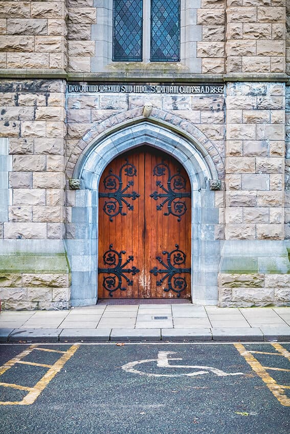 Porta in legno ornato di una Chiesa a Dublino in Irlanda