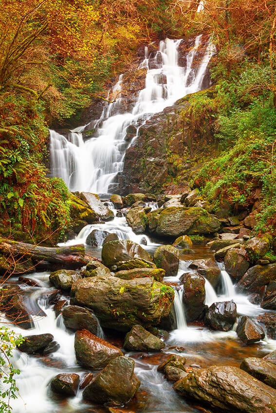 La Cascata Torc in autunno in Irlanda