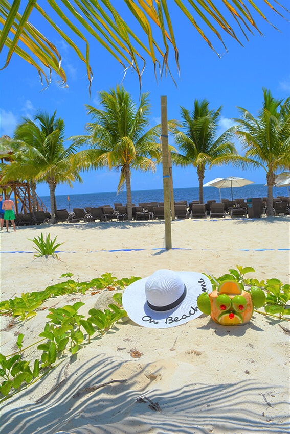 Cappello bianco in paglia sulla spiaggia di Coki Point a St Thomas