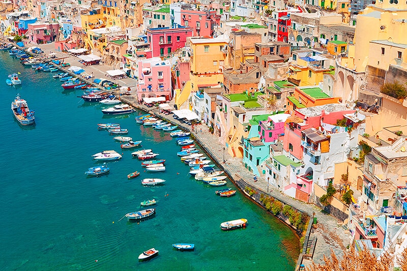 Panoramica di Marina Corricella a Procida e del Golfo di Napoli