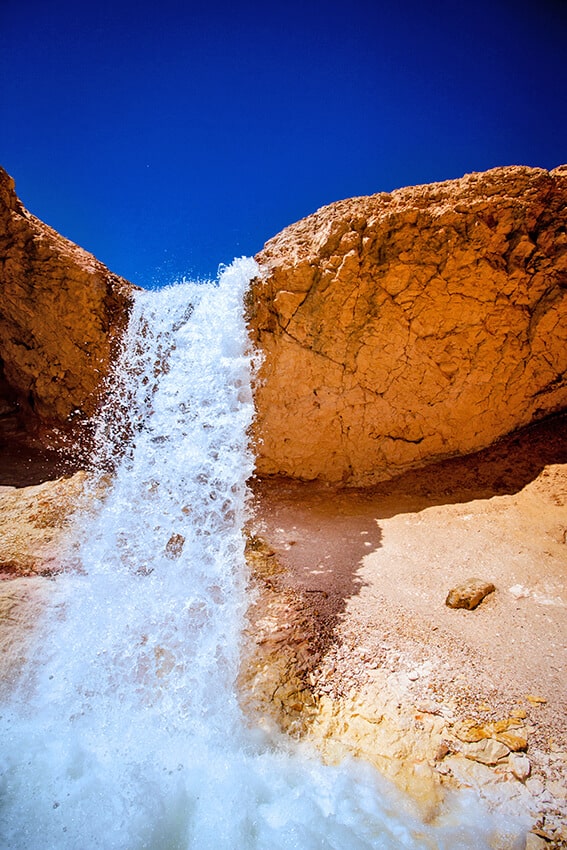 Cascata lungo un percorso da trekking nello Utah (USA)