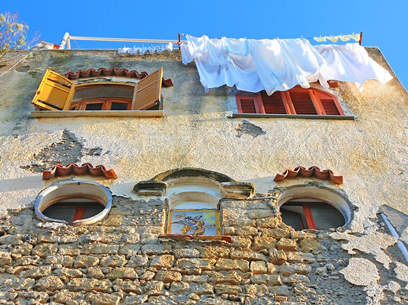 Edificio tradizionale a Procida con finestre tonde