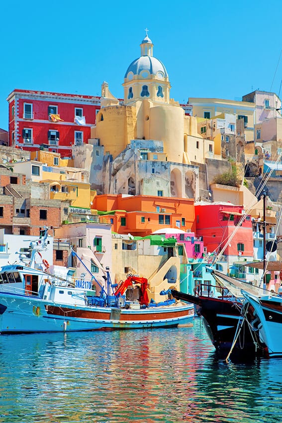 Villaggio di pescatori a Procida visto dalla barca