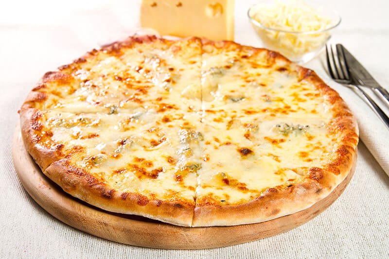 Pizza ai quattro formaggi con cornicione bruciacchiato