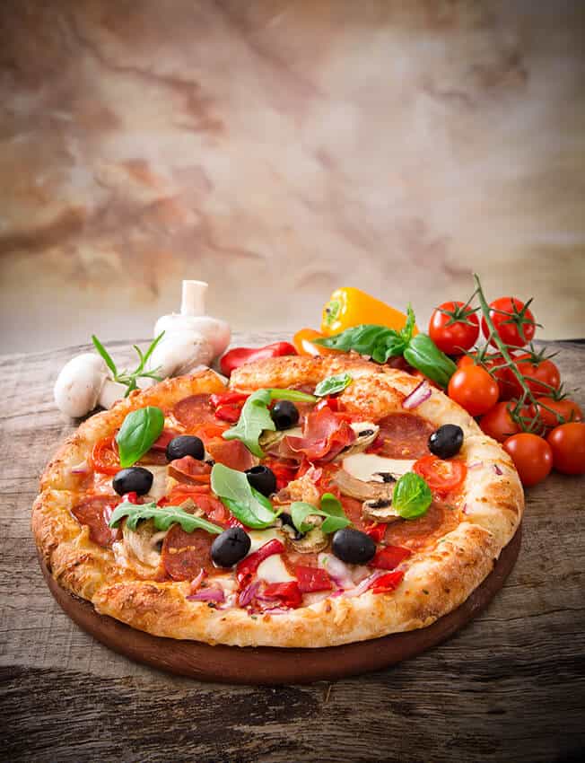 Pizza napoletana con verdure e salame