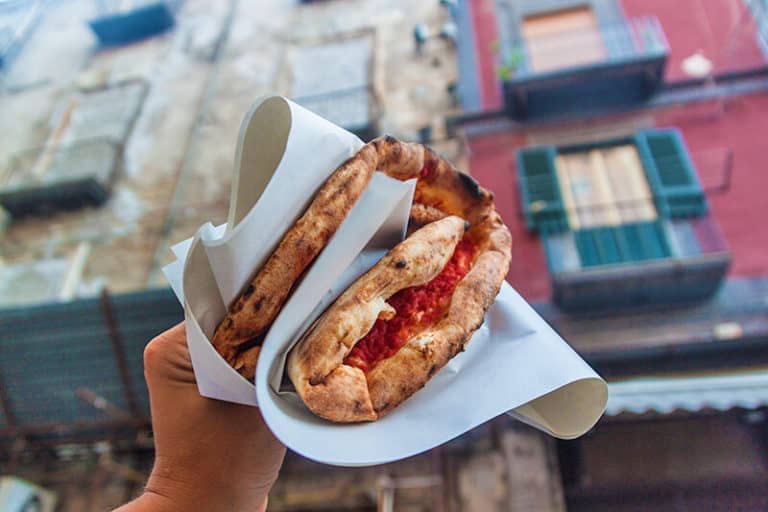 Pizza a portafoglio in one of Naples vicoli