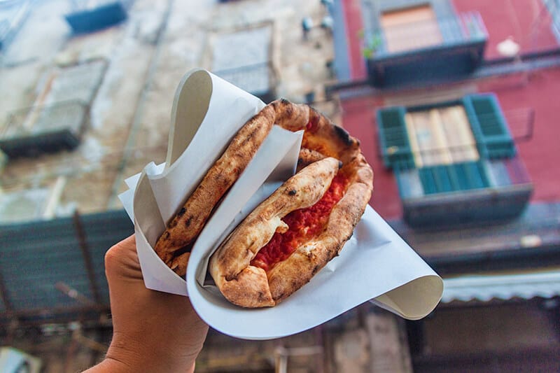 Pizza a portafoglio nei vicoli di Napoli